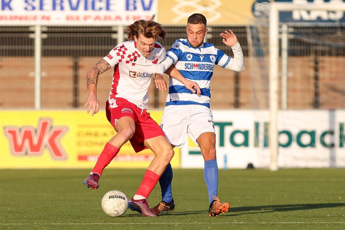 Mark Veenhoven (r) van Spakenburg duelleert met Lowie van Zundert van Kozakken Boys.