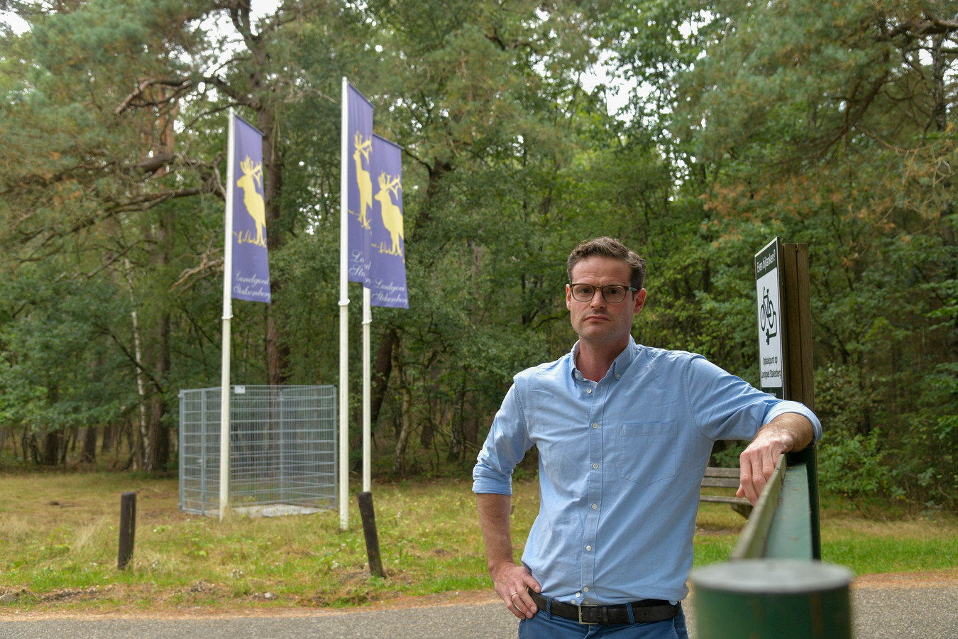 onbegrip-om-plaatsing-5g-mast-voor-ingang-landgoed-een-middelvinger