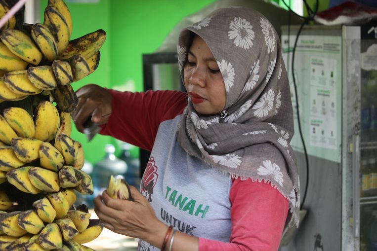 Asmania (39) menyiapkan makanan untuk wisatawan di wismanya.  Saat Pulau Barry banjir, wisatawan terkadang terdampar selama berminggu-minggu.  Patung Abdul Bait