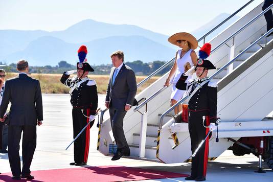 Koning Willem-Alexander en koningin Maxima komen aan in de Siciliaanse hoofdstad Palermo.