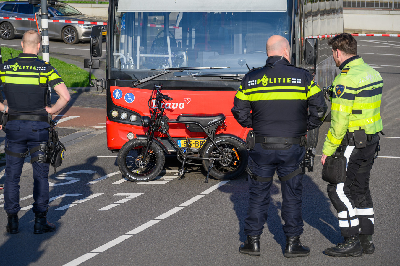 Twee jongens op fatbike aangereden door lijnbus bij station Breda ...