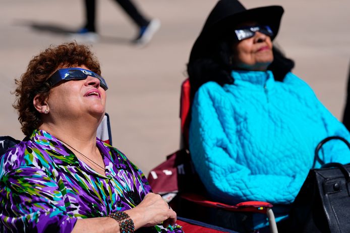 Twee vrouwen kijken naar de zonsverduistering in Denver.