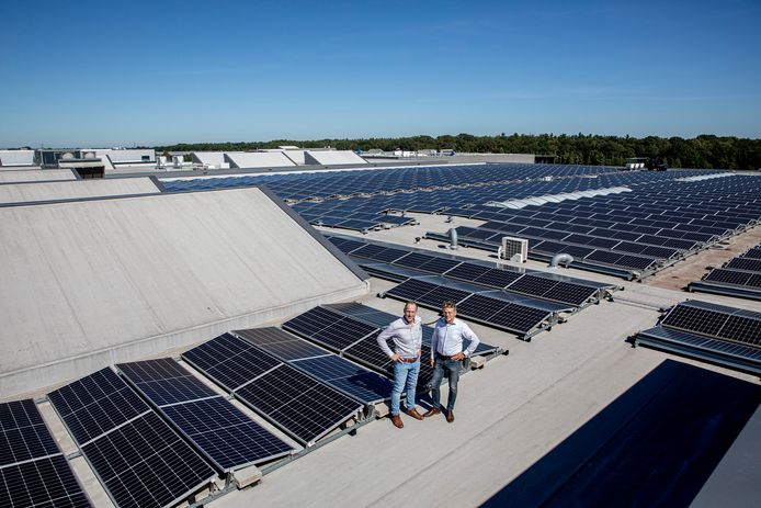 Marco Van Geel (links) eigenaar van de VGI-Groep, op het dak van zijn bedrijf waar 2225 zonnepanelen liggen. Rechts André Simonse van Firan, een bedrijf dat is gespecialiseerd in energievraagstukken.