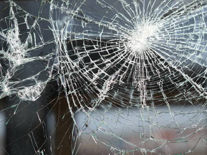 Man (27) slaat ruit kapot en steekt slachtoffer met glasscherf in Tilburgse flat