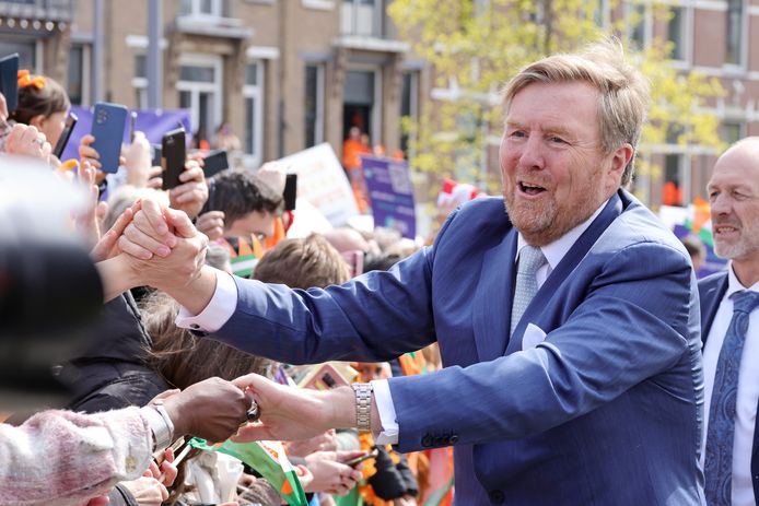 Koning Willem-Alexander geeft handjes op Koningsdag