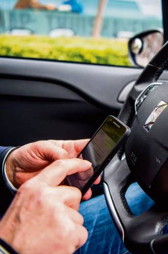 Agent die in de auto niet handsfree belt, vecht boete tevergeefs bij het gerechtshof aan