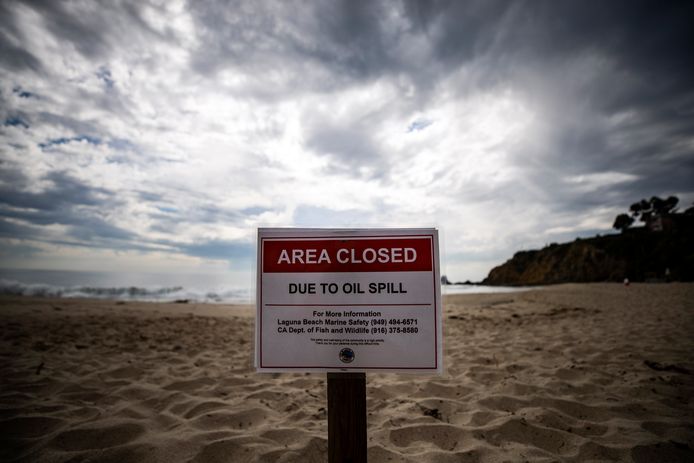 Een bordje in Newport Beach waarschuwt strandgangers.