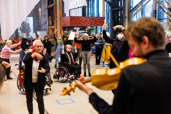 Bezoekers van de LocHal in Tilburg werden zaterdag verrast met een flashmob. De man in het zwarte pak achter de violist is Andrew Greenwood.