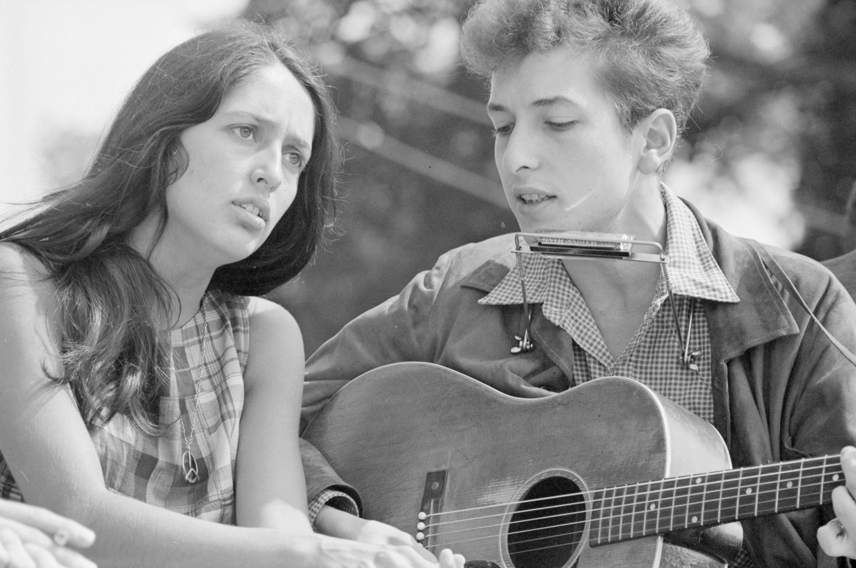 Joan Baez, samen met Bob Dylan, in augustus 1963, tijdens de March on Washington.  Beeld REUTERS