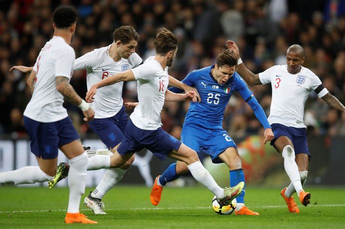 Het moment dat Federico Chiesa naar het gras gaat.