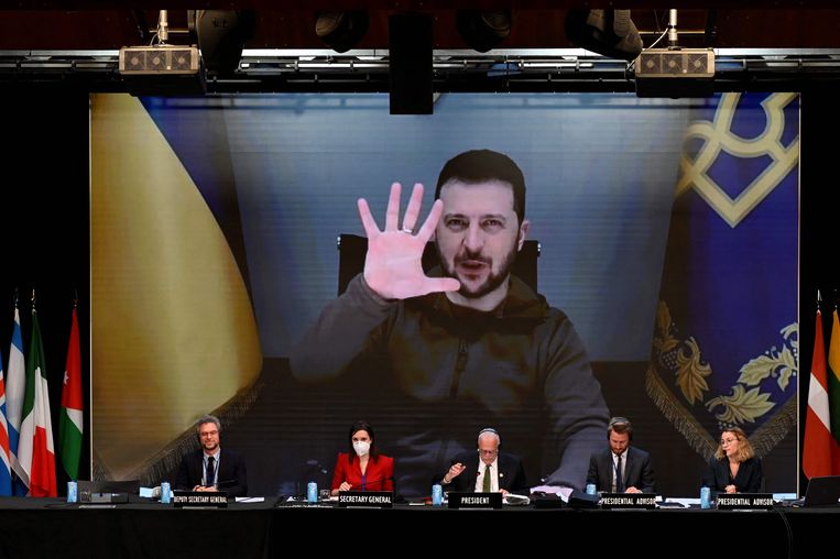De Oekraïense president Volodymyr Zelensky deze week tijdens overleg met de NAVO. 'Voor Zelensky is dit een uitgelezen moment om, ondanks de oorlogsellende, zijn visie op een nieuw Oekraïne naar voren te brengen.'  Beeld AFP