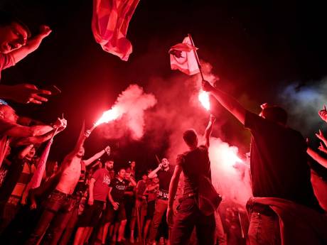 Uitzinnige Romeinen vieren Conference League-zege, spelers tonen beker aan fans