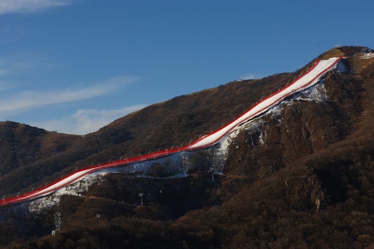Een witte streep van kunstsneeuw op de olympische piste van het Yanqing Alpine Skiing Centre. Beeld REUTERS