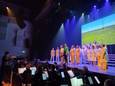 Theatershow Urgent?! van Easy and Free. In het midden hoofdrolspelers Frank van den Eijnden en Sarah van Heugten.