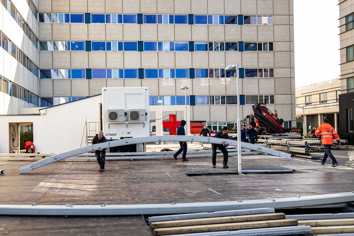 Ziekenhuis Maastricht UMC+ bouwt een triagetent op de parkeerplaats bij de spoedeisende hulp. Dat is een extra maatregel in verband met het coronavirus