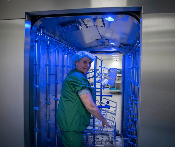 Miranda Bressers, hoofd van de afdeling centrale sterilisatie, toont de ‘karrenwas’, een wasmachine voor transportkarren.
