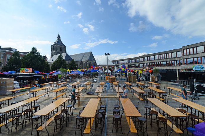 In de week dat de Boeskool opnieuw niet door kan gaan, kan er onder het motto ‘Summer in the Zittie’ alsnog vier avonden op rij een feestje worden gevierd op de Ganzenmarkt die is omgetoverd tot een sfeervol terras.