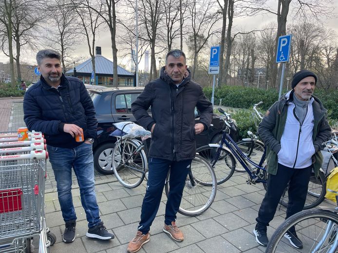 Mohammed (in het midden) met andere Syrische landgenoten in gesprek over de aardbeving.