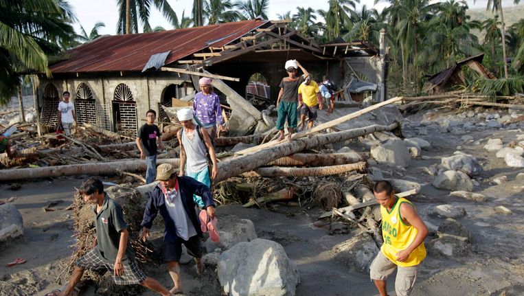 Mensen tussen de puinhopen na de tyfoon Beeld REUTERS