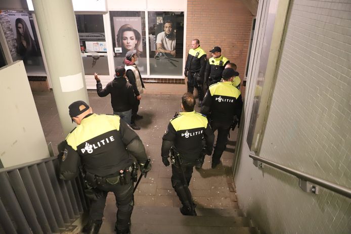 Rond station Seghwaert in Zoetermeer is vanavond onrust ontstaan. Een groep van ongeveer dertig jongeren heeft enkele vernielingen gepleegd bij het station.