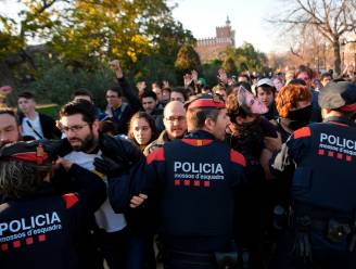 Honderden manifestanten doorbreken politiecordon bij Catalaanse parlement