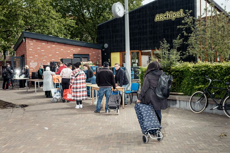 Een rij voor de Voedselbank in Amsterdam-Oost. Beeld Jakob Van Vliet