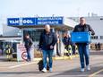 KONINGSHOOIKT Werknemers van Busbouwer Van Hool verlaten het bedrijf na hun shift