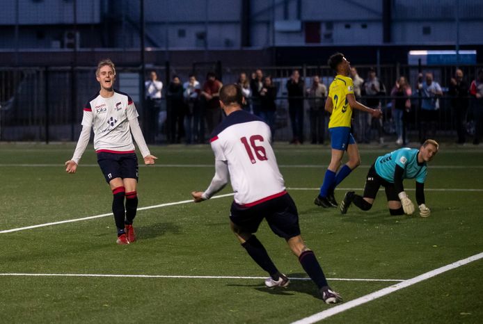 Goalgetter Wesley Smits (l) was met drie goals weer productief voor SV De Braak.