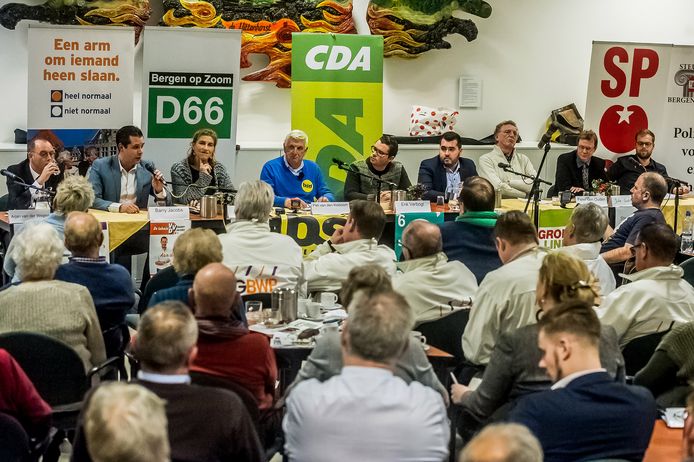 De zaal van de Wittenhorst in Halsteren is dinsdagavond goed gevuld tijdens het politieke debat over onder meer industrie in de Auvergnepolder.
Foto: Joris Knapen | Pix4Profs