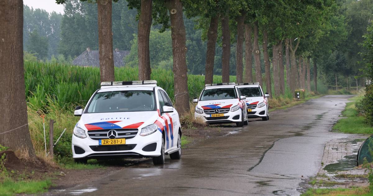 Dodelijk ongeval op boerenerf in Schijndel, slachtoffer komt onder gekantelde shovel terecht.