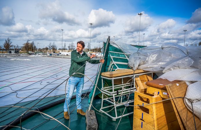 Voorzitter Diederik Chevalier op de vloer van de ingestorte blaashal.