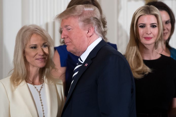 President Donald Trump in het gezelschap van zijn adviseur Kellyanne Conway (links) en dochter Ivanka Trump.