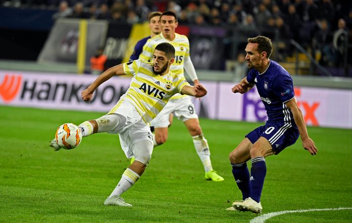 Yassine Benzia, hier in het shirt van Fenerbahçe in actie tegen Anderlecht.