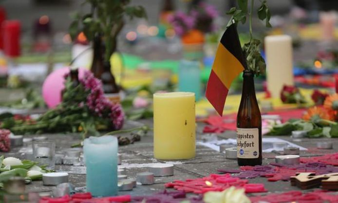 Bloemen en kaarsen ter herdenking van de aanslagen van 22 maart, op het Beursplein in Brussel.