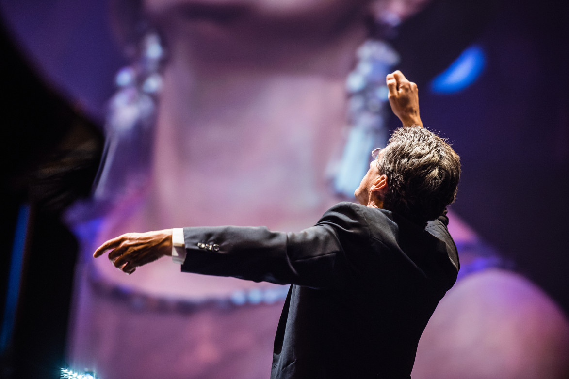 INTERVIEW. Dirigent Dirk Brossé brengt concerten over leven en dood