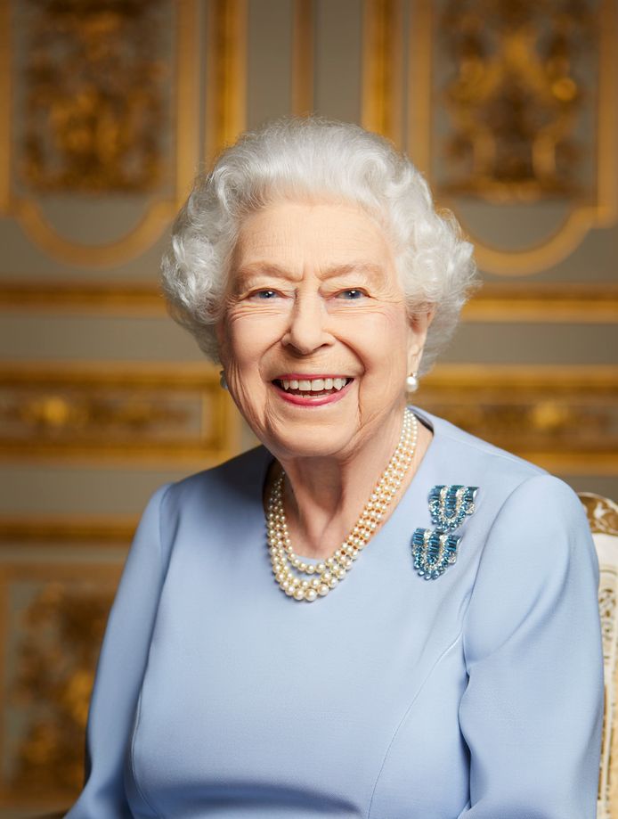De niet eerder vrijgegeven foto van de Queen is gemaakt door Ranald Mackechnie, die ook het officiële jubileumportret van de koningin schoot.