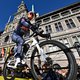 Ronde van Vlaanderen is gestart, Van der Poel en Pogacar topfavoriet bij afwezigheid Van Aert