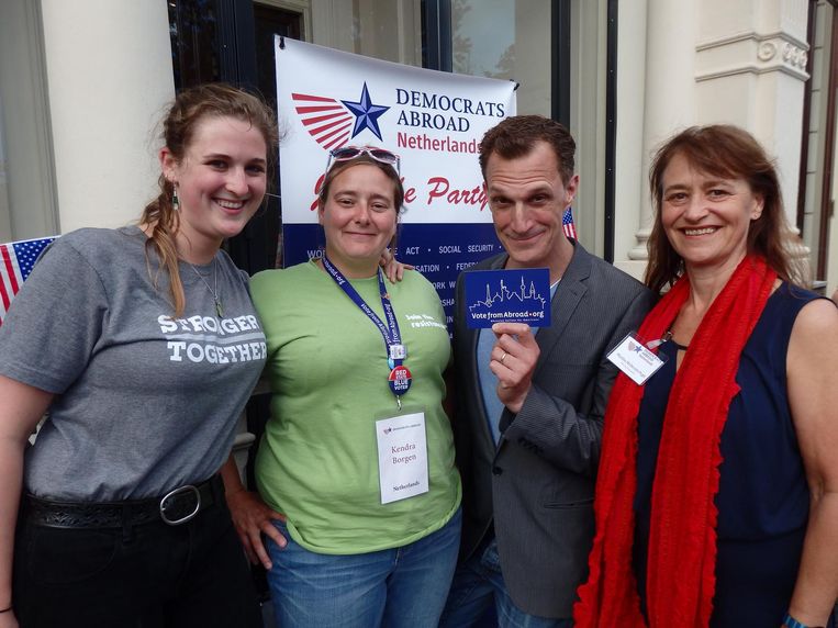 Komiek Greg Shapiro en Sophie Brenny, Kendra Borgen en Martha McDevitt-Pugh van Democrats Abroad. Borgen: 'Ik ben plagen gewend. Wij hadden Sarah Palin' Beeld Schuim