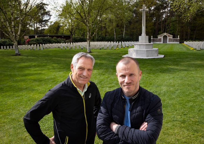 Veteranen Joost van der Vleuten (R) en Bart Smits krijgen een eigen vak op het op Brits ereveld bij de dodenherdenking op 4 mei.
