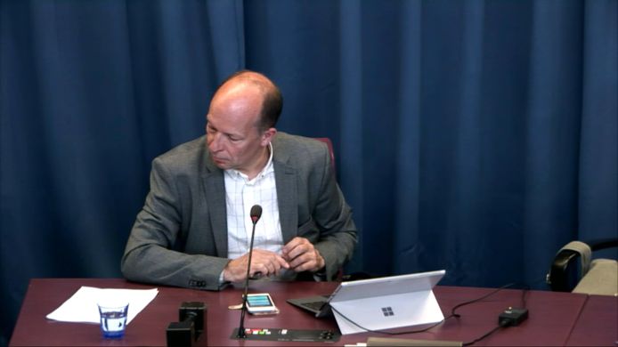 De Eindhovense gemeenteraadsvoorzitter Marco van Dorst leidt het digitale vragenuurtje over de coronacrisis vanuit de raadszaal.