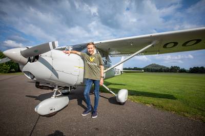 Daan (15) is wellicht jongste piloot van het land: “Eerst zenuwslopend, maar nu geniet ik van het uitzicht”