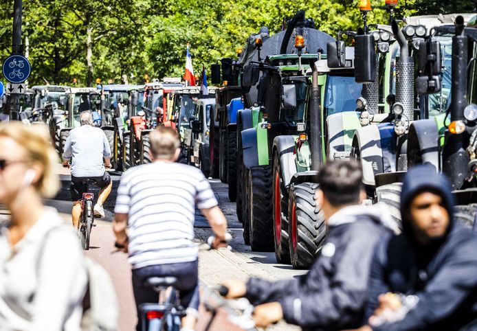 Boeren protesteerden dinsdag met tractoren bij het Kamergebouw. De boeren zijn het niet eens met het voorgestelde stikstofbeleid van de Nederlandse regering.