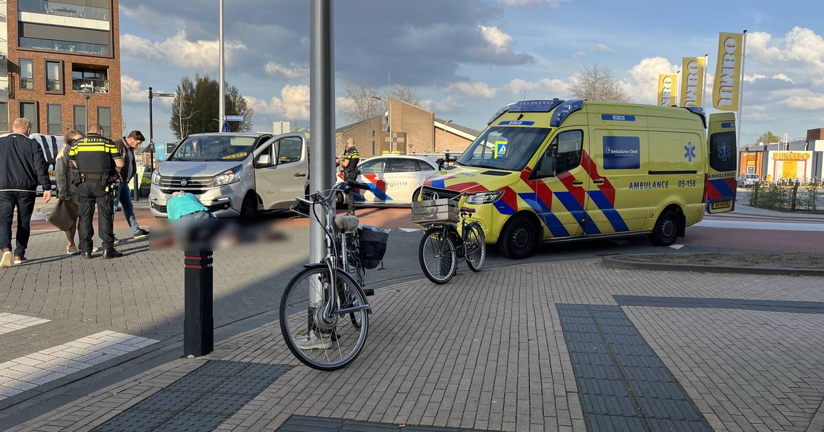 Fietsster in Rijssen gewond na botsing met bestelbus.