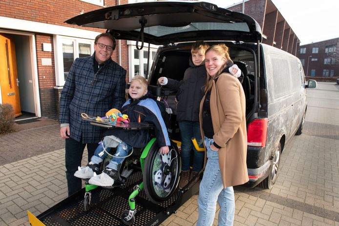 De familie De Graaf met de nieuwe rolstoelbus voor Joep.