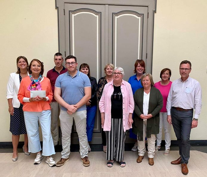 Bezoekers van de Duffelse feestmarkt ontvangen hun prijzen op