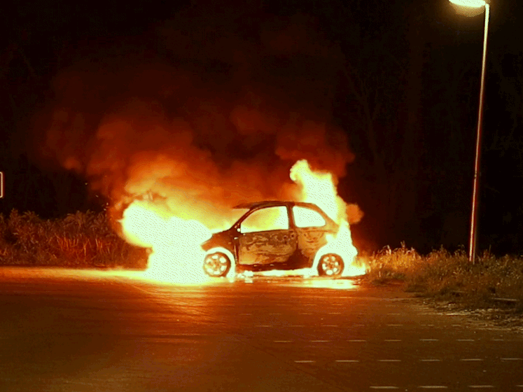 Auto op carpoolplaats in Emmeloord gaat in vlammen op