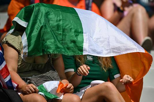 Deze Ierse fans proberen de zon te vermijden tijdens rugby sevens.