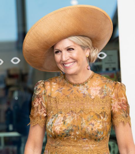 Door de stof van Máxima's strandjurk zie je meer dan de bedoeling is