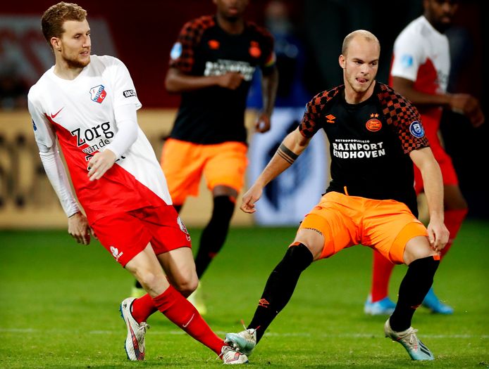 Jorrit Hendrix zet zijn voet op de enkel van Simon Gustafson van FC Utrecht en krijgt een rode kaart.