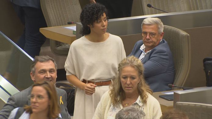 Sihame El Kaouakibi in het Vlaams Parlement.
